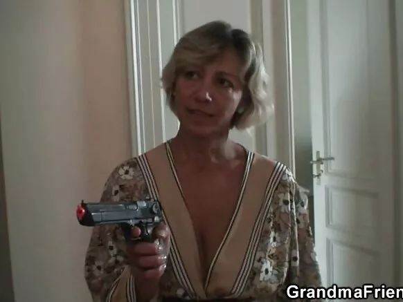 Sexy momy ta sami wasu tsofaffin barayi guda biyu ta sa su yi mata.