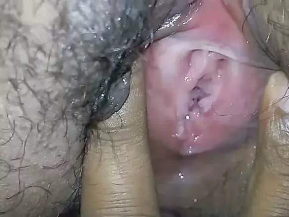 Indian desi milf yana lalata farjin mace mai zafi yayin da yake taɓa ƙwanƙwanta.