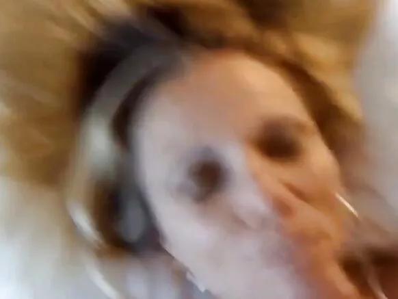 Karamin balagagge mai farin gashi ya sami fuskar POV kuma yana maimaita mata balagagge xxx kyauta.