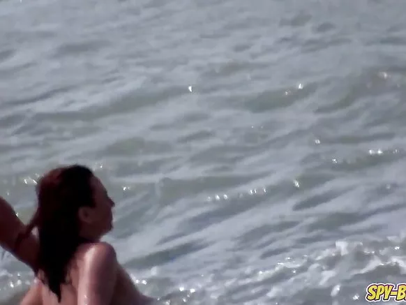 Balagagge mateur uwaye suna al'aura a kan wani nudist rairayin bakin teku - voyeur video tare da manya da zafi balagagge tsuntsaye.