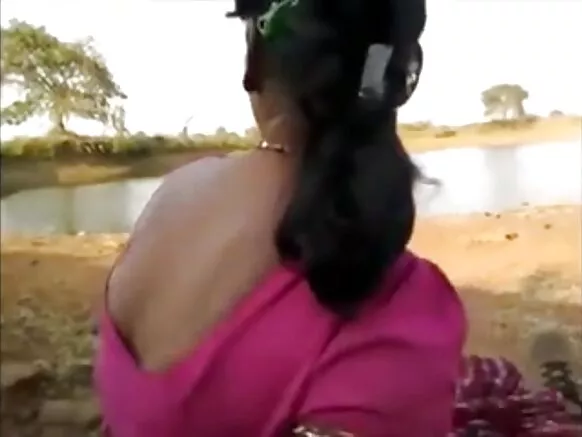Busty 'yar shekara 40 mai suna Randy kauyen Desi Bhabhi tana tsotsar zakarin saurayin mata da magana.