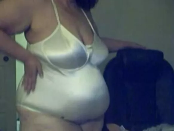 Tsohuwar tsohuwa bbw granny cikin sexy satin jiki mai manyan nonuwa.