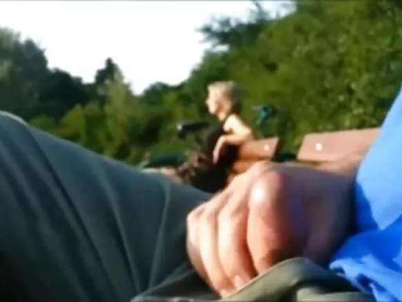 Teaser - al'aurar al'aura tare da maniyyi, panties na mata don milf a cikin wurin shakatawa.