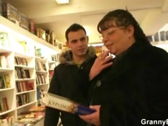 'Yar mace mai suna Bookworm tana samun farji mai kitse da balagagge chubby grannies.