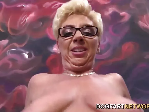 Taylor Lynn kuma ba babban dick ba, diyarta ta dauki inna kuma 'yarta tana kula da dick baƙar fata.