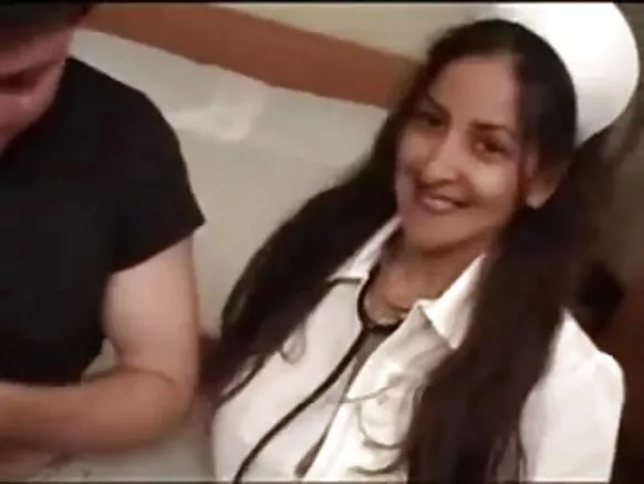 Mahaifiyar Indiya ta yi lalata da sabbin manyan nonuwa.