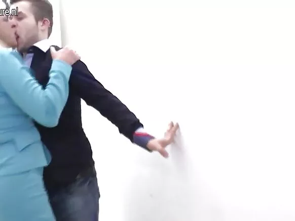Mama balagagge ta yi wa Ana balagagge tana tsotsar danta.