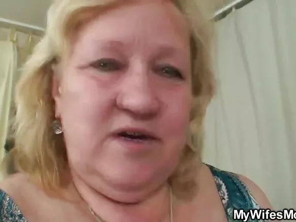 Wata mata ta fusata lokacin da ta gano 'yarta tana lalata da mutuminta da manyan mata masu girman kai a cikin floss ɗin hakori na kakar kakarta.