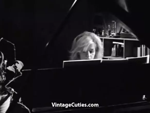 Wasu 'yan mata biyu suna nuna kakanni da jikoki na xxx wasu kayan marmari na 60s.