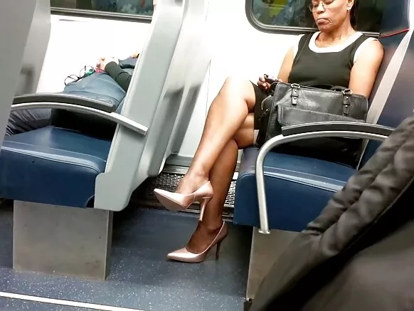 Bakar mace balagagge mai sexy kafafu da diddige, free balagagge grannies, dogon nono.