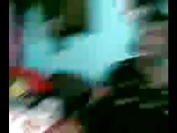 Yaro dan kasar Indiya yayi kokarin yin nishadi da masoyinsa ta hanyar kallon bidiyon grannies na lalata da aunty masu manyan nonuwa kyauta.