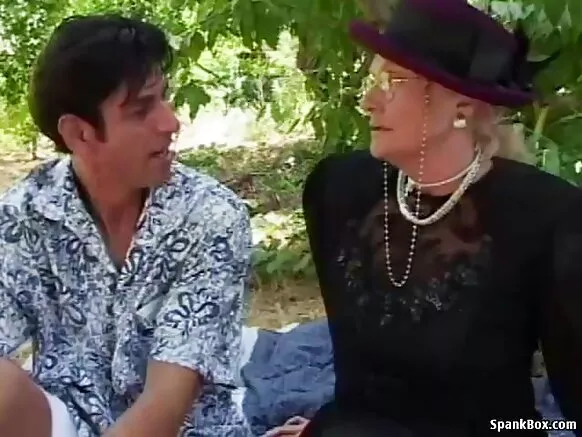 Squirting granny fucks kuma balagagge akan Skype a waje.