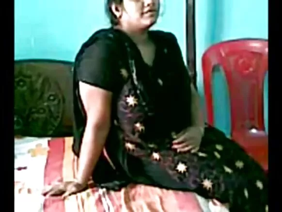 Wani dan kasar Indiya yana kokarin jin dadin bidiyon batsa ta yanar gizo tare da masoyin sa na sirri aunty yar shekara 30.